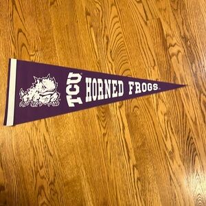 TEXAS CHRISTIAN UNIVERSITY TCU HORNED FROGS PENNANT PURPLE AND WHITE